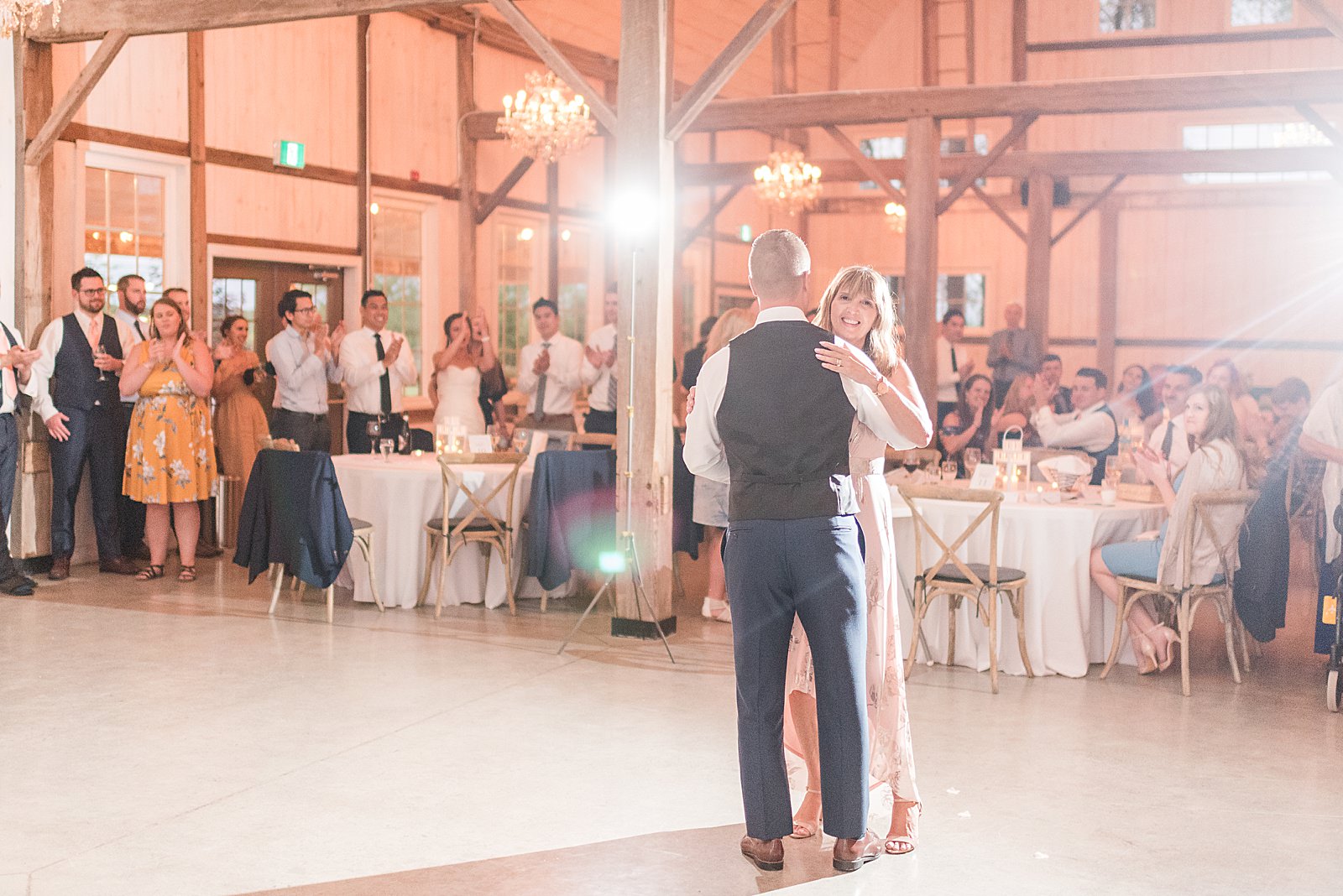 Summer Stonefields Estate Wedding | Ottawa Wedding | Wedding photos at the Barn Loft at Stonefields Estate in Beckwith Get more inspiration from this fun summertime wedding. #ottawawedding #weddingphotography #ottawaweddings