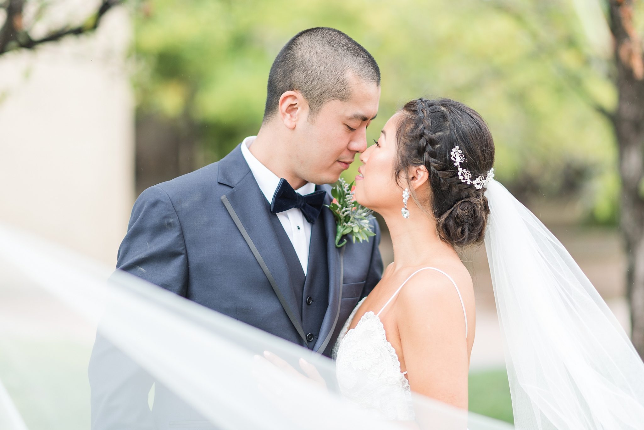 Autumn Bold, Colourful Wedding at TwentyTwo | Ottawa Wedding | Wedding photos at The Westin Ottawa downtown Get more inspiration from this bright autumn wedding. #ottawawedding #weddingphotography #ottawaweddings